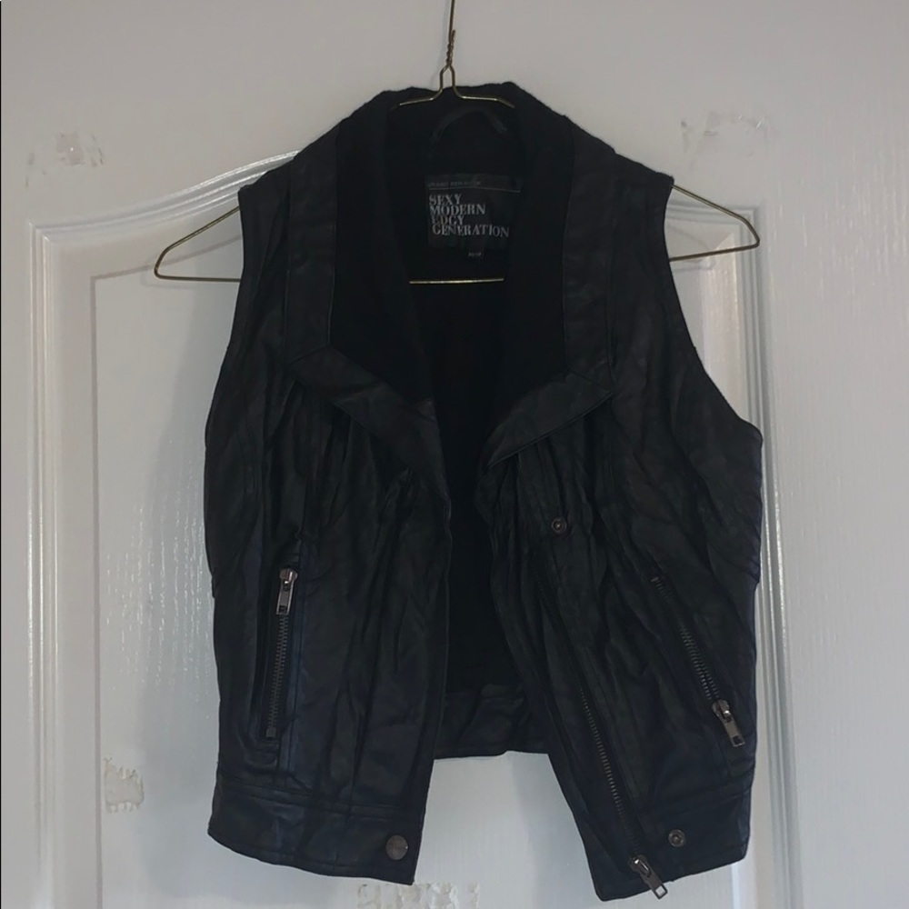 Urban behaviour faux leather vest